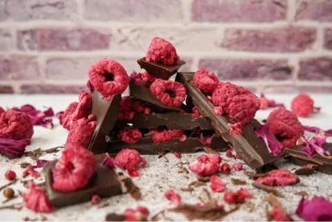 Czekolada mleczna z malinami, płatkami róż i różowym pieprzem