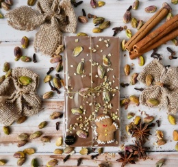 Czekolada karmelowa z pistacjami i piernikowym ludzikiem