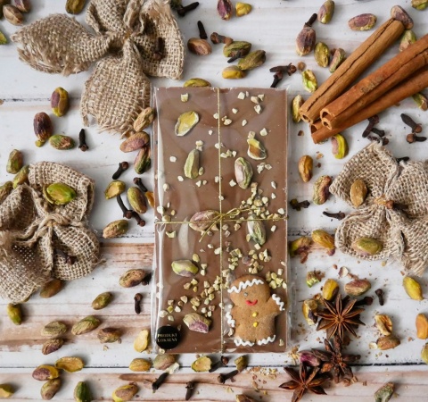 Czekolada karmelowa z pistacjami i piernikowym ludzikiem